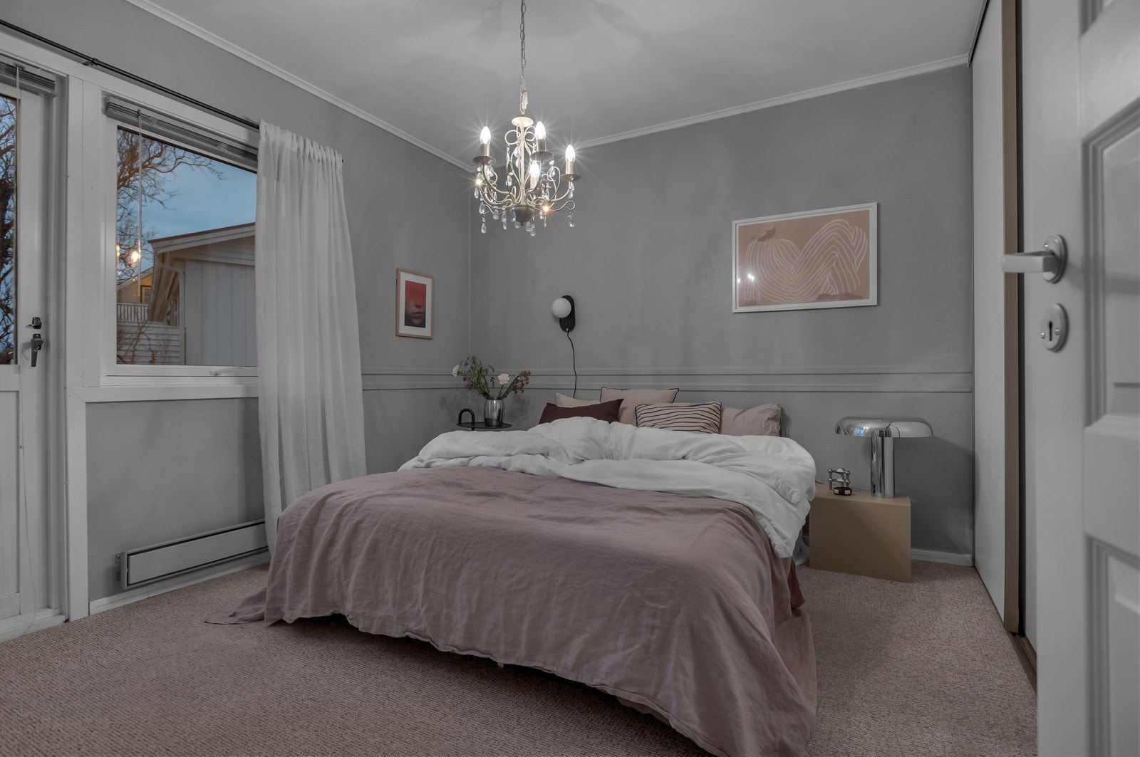 2. etasje byr på 3 soverom. Bildet viser det største og mest tilbaketrukne soverommet som også har utgang til nordvendt balkong Galleribilde