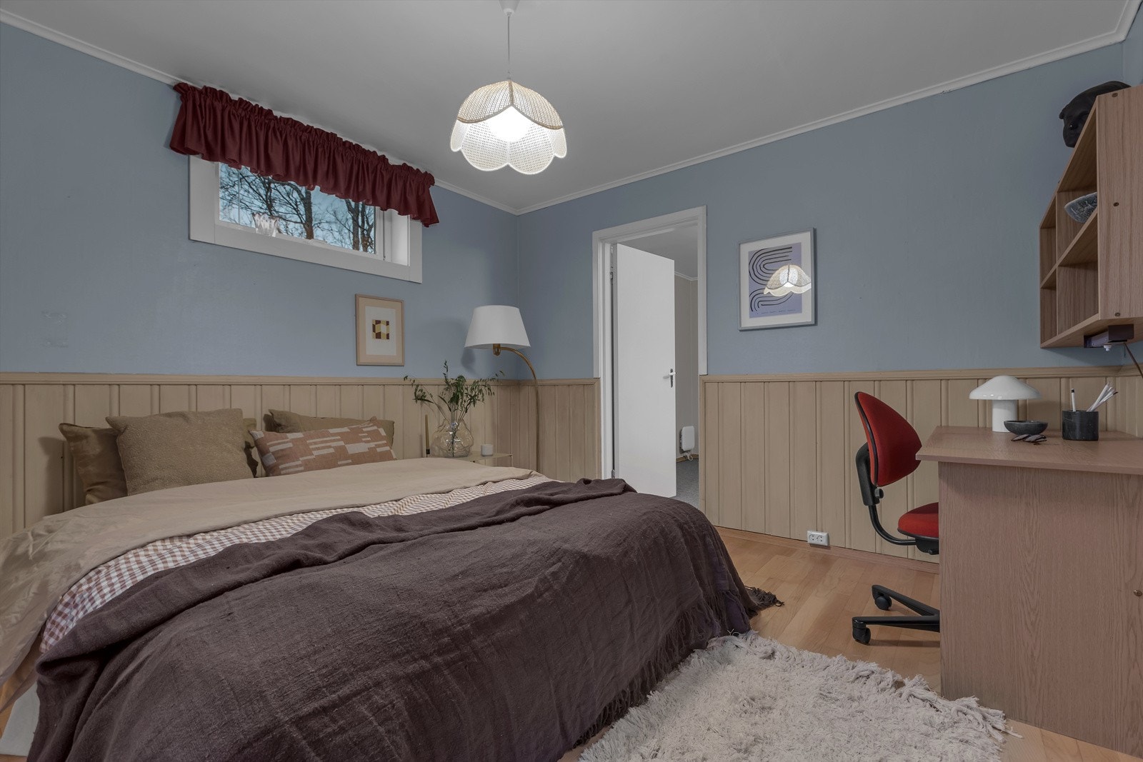 Styrmannsvegen 52 har totalt 4 soverom. Bildet viser soverommet med inngang fra vindfanget i 1. etasje Galleribilde