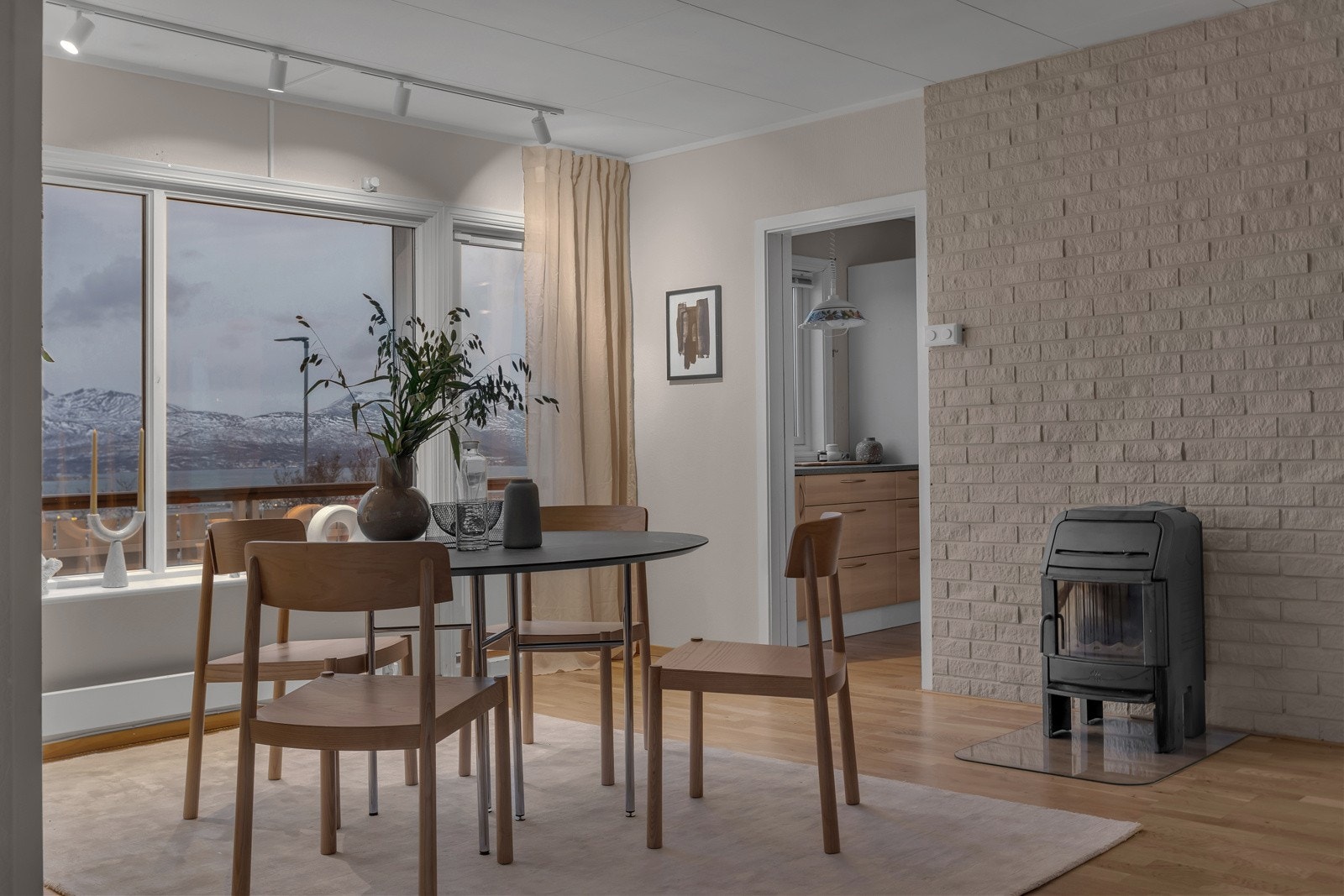 Flott plassering med store vindusflater i utsiktretning (mot vest) Galleribilde