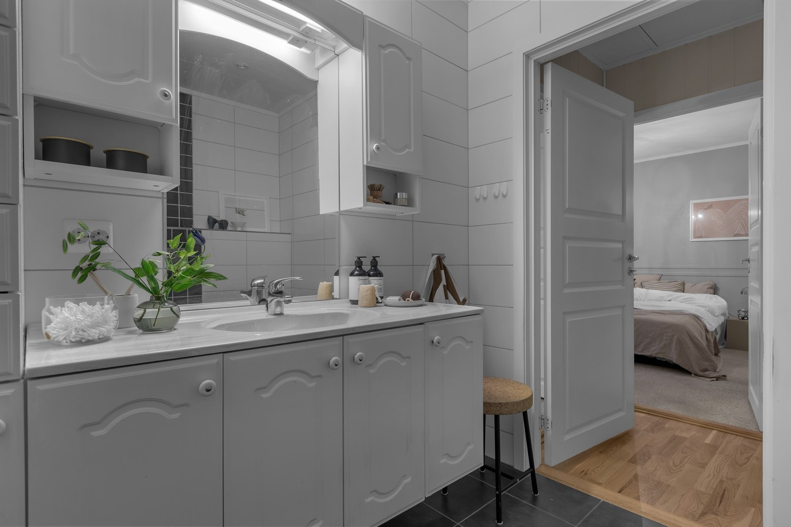 Vis-a-vis det største soverommet finner du badet Galleribilde