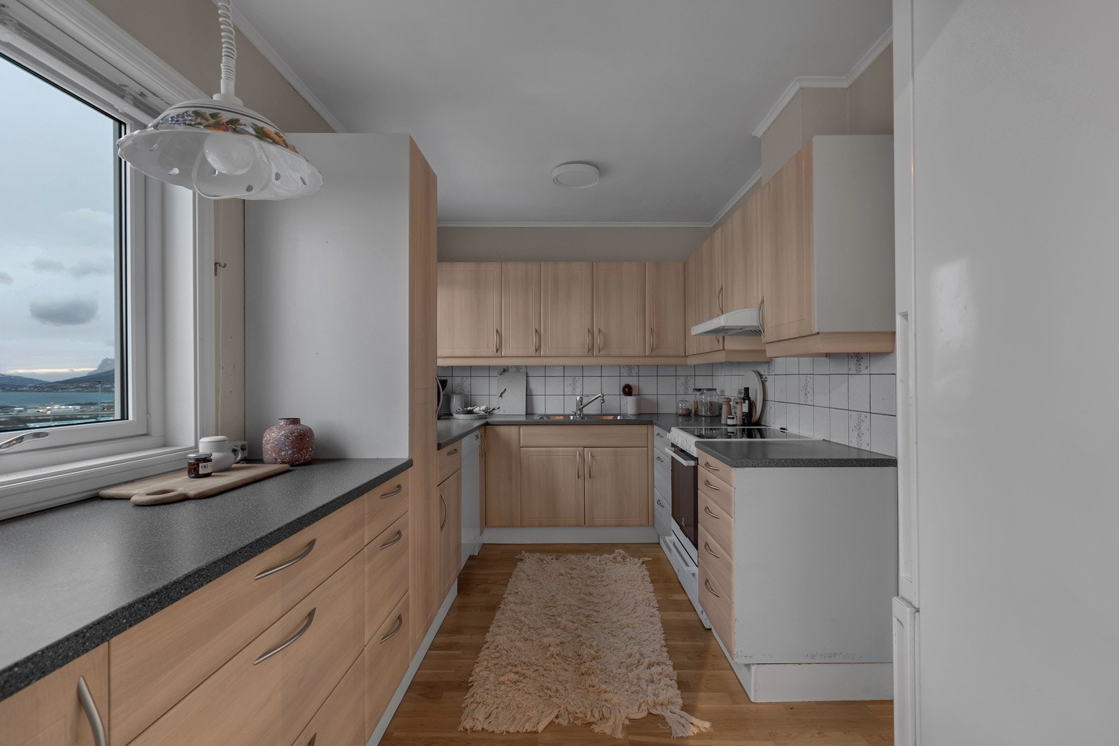 Praktisk kjøkken med god skap- og benkeplass Galleribilde