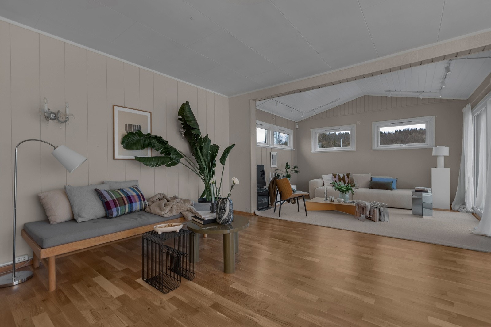 Stua er åpen og fin på ca. 41m2, men delt i flere koselige soner Galleribilde