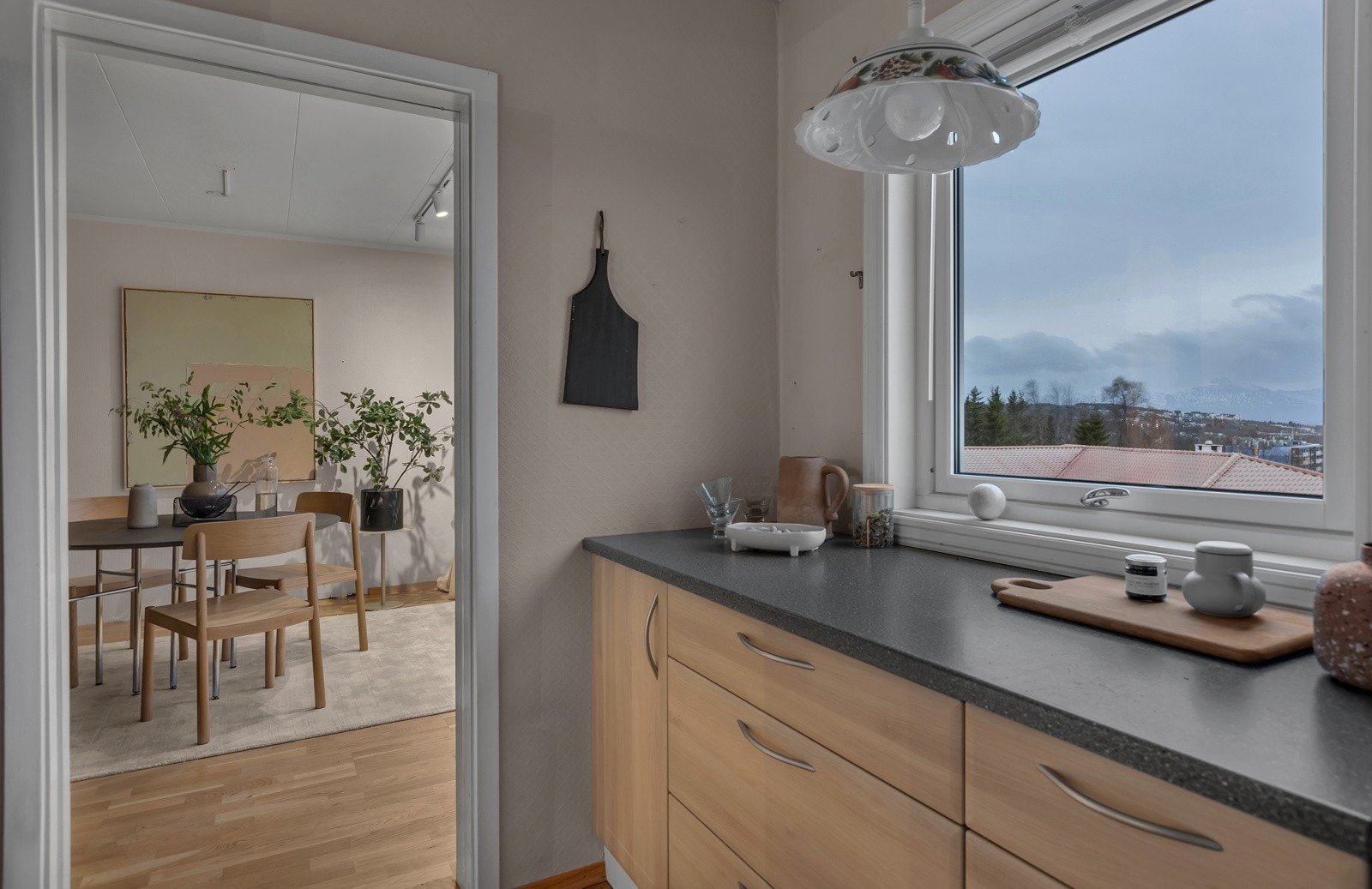 Kjøkkenet er adskilt fra både spisestue og stue Galleribilde