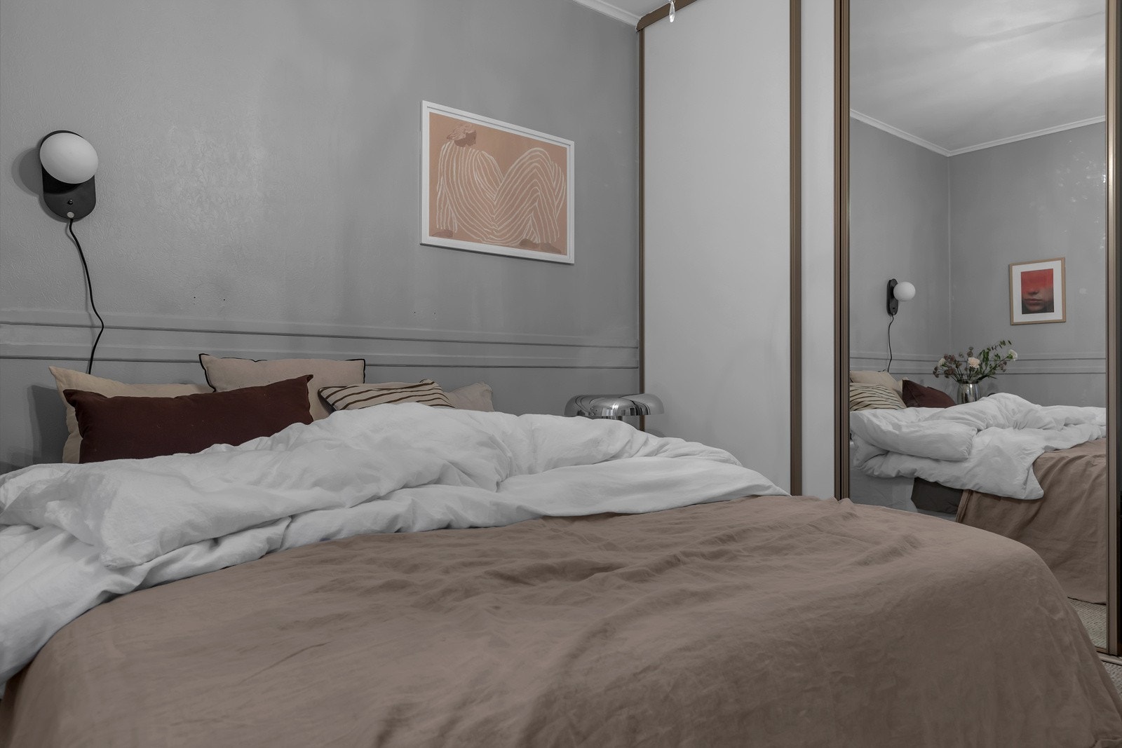 Rommet er på ca. 12m2 som fint rommer både dobbeltseng og garderobe Galleribilde