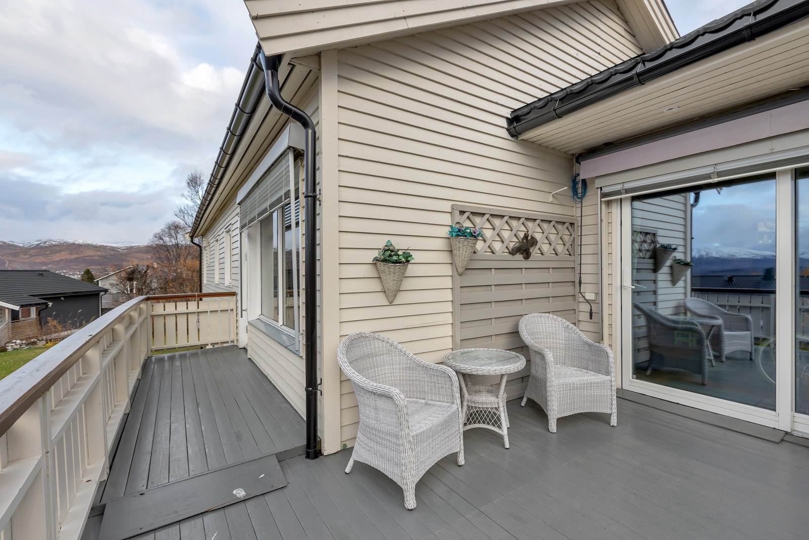 Herfra er det utgang til solrik veranda på ca. 18m2 Galleribilde