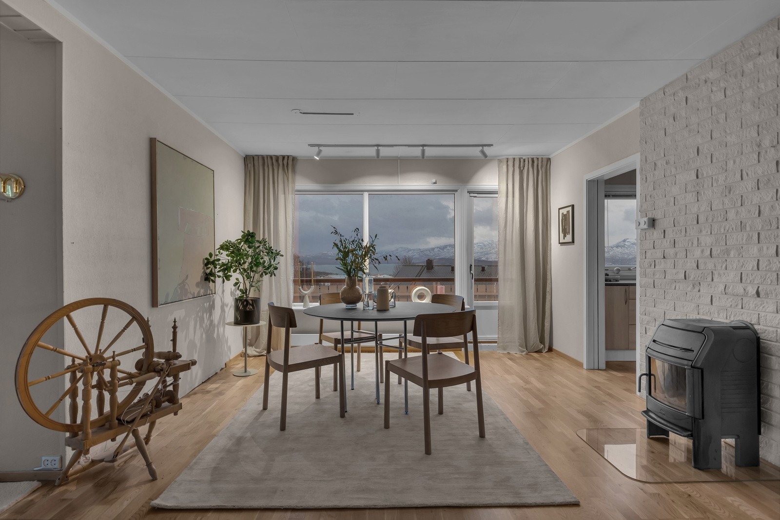 Spisestua er i tillknytning kjøkkenet Galleribilde