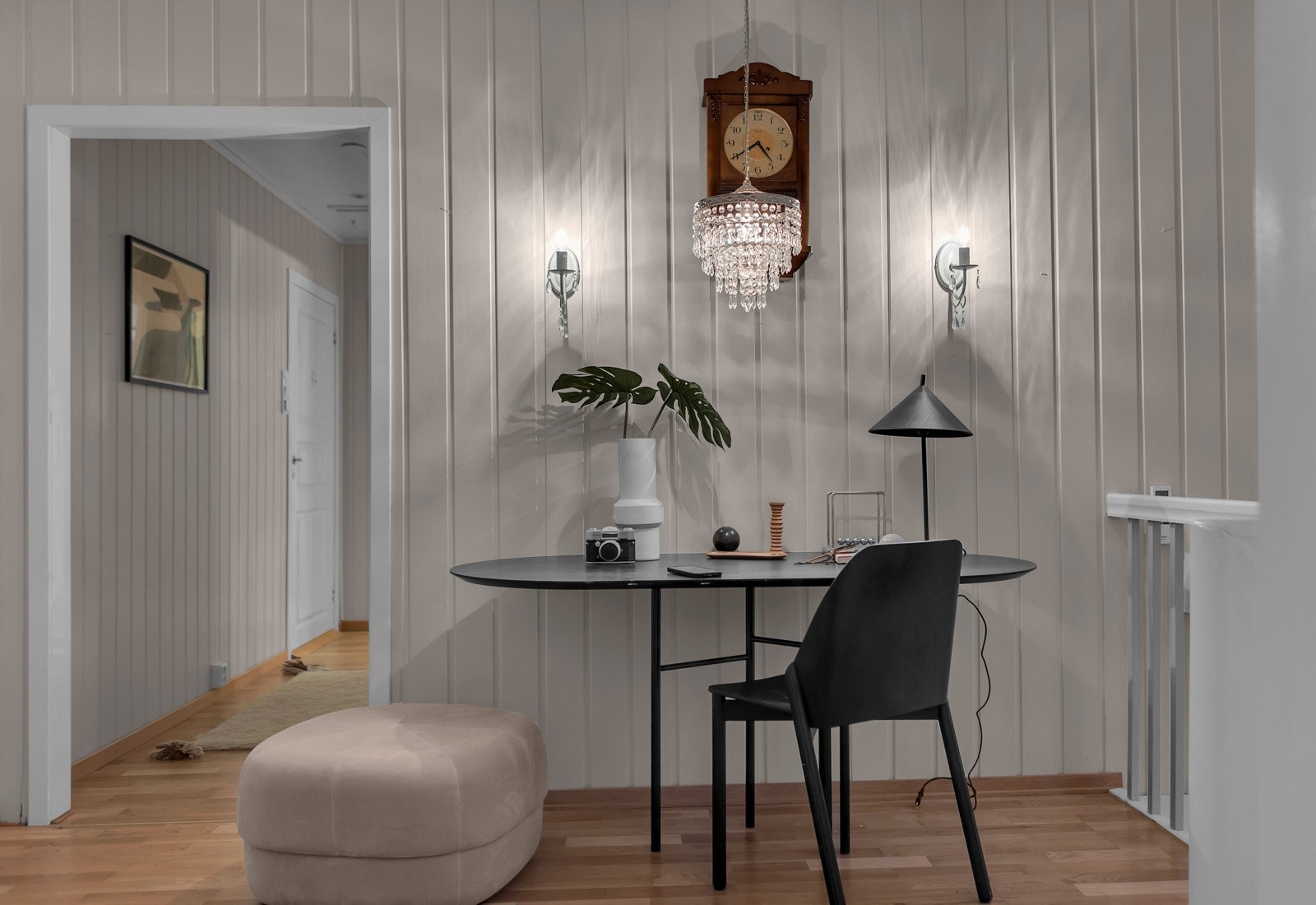 Trappegangen leder deg opp midt i boligen og forgrener seg til stue, kjøkken og soveromsavedling Galleribilde