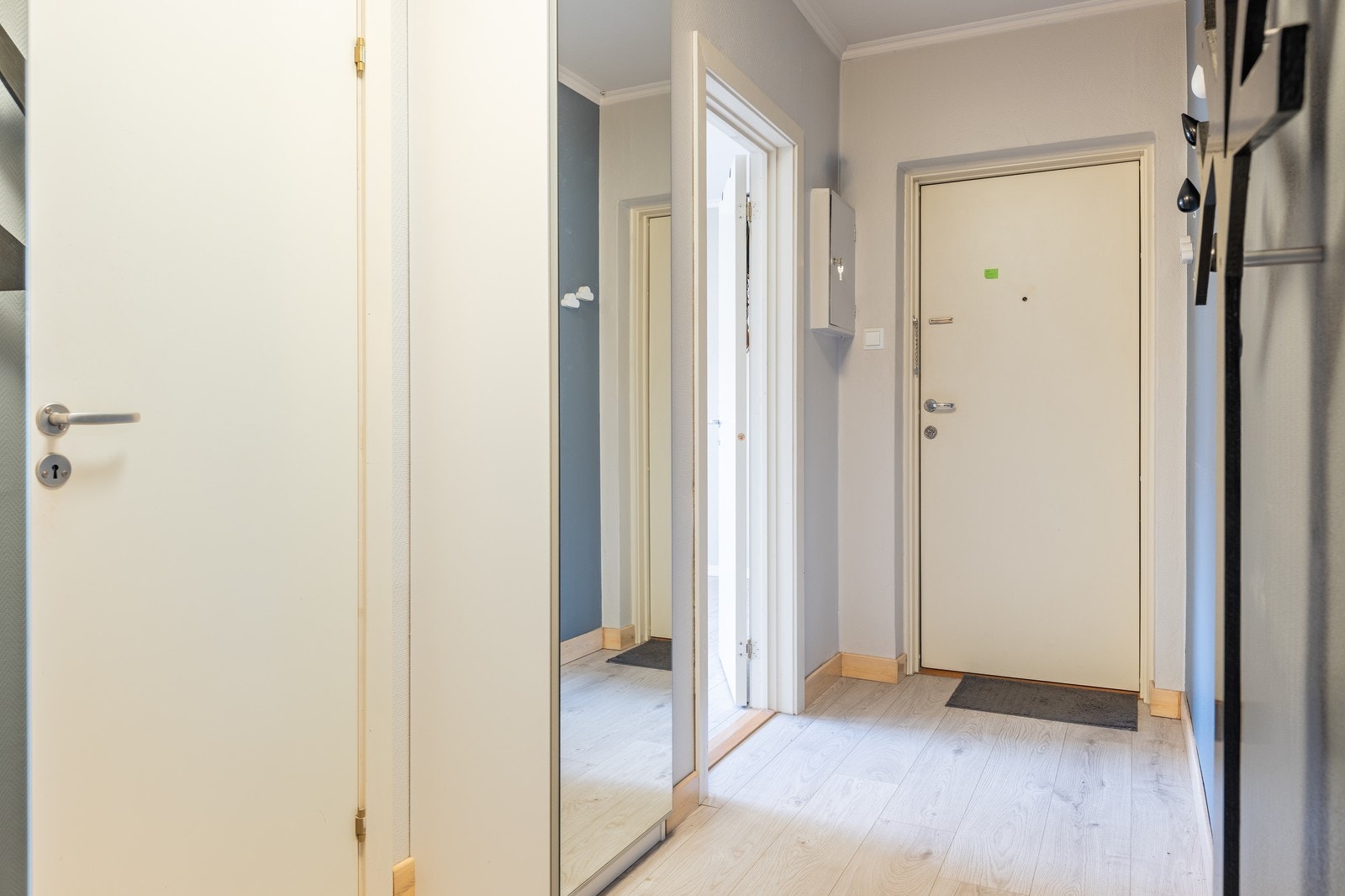 Romslig og lys entré med garderobeskap. Galleribilde