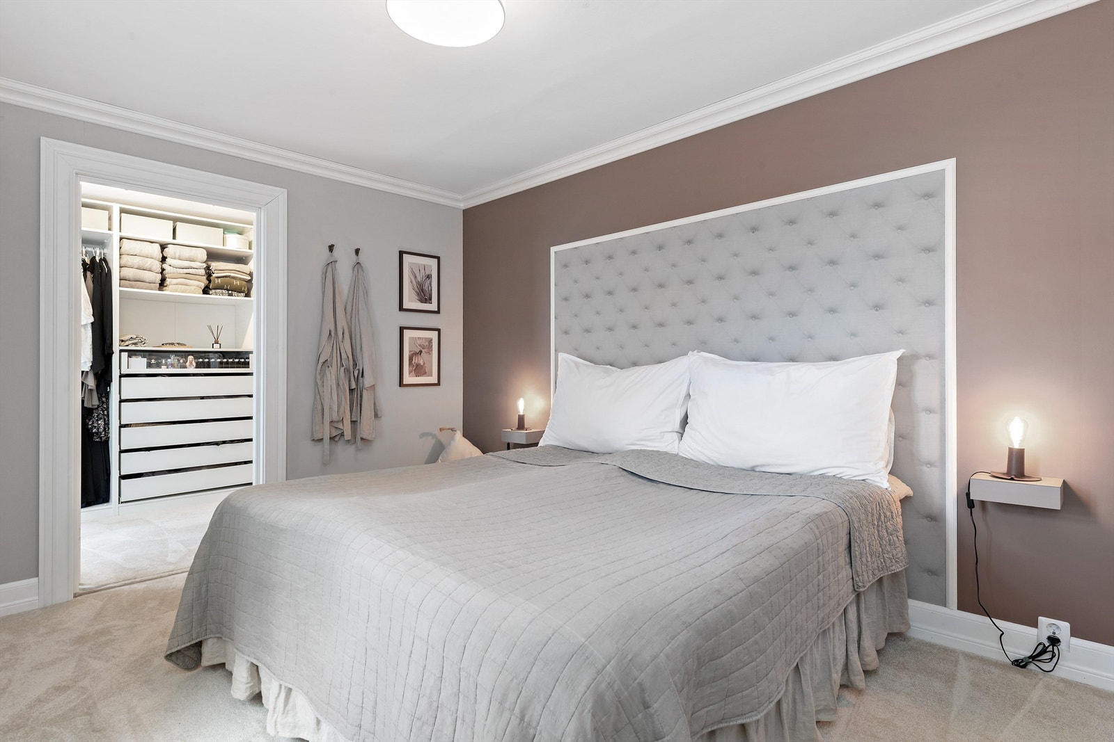 Hovedsoverom med inngang til walk-in garderobe og bad/wc Galleribilde