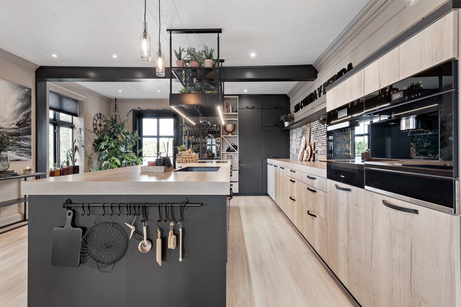 Særdeles lekkert kjøkken med stor kjøkkenøy Galleribilde