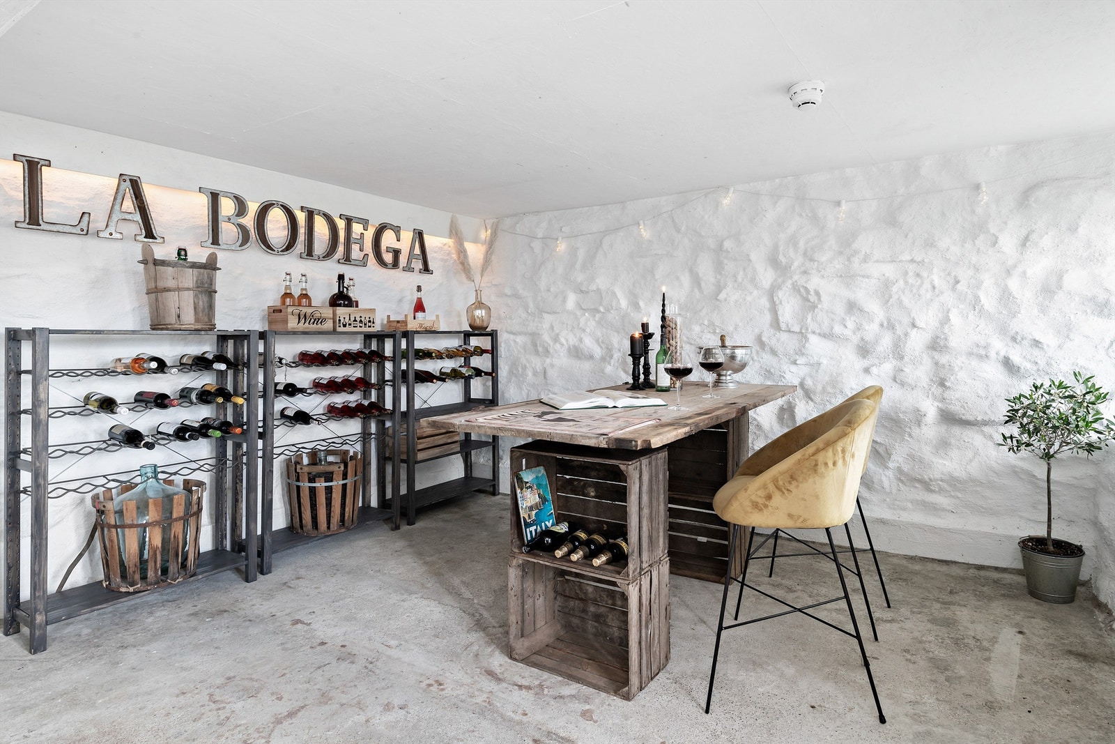 Gode muligheter også i kjeller. Her har dagens eier laget en egen bodega. Det er også lagt opp sluk og uttak for vann i kjeller. Galleribilde