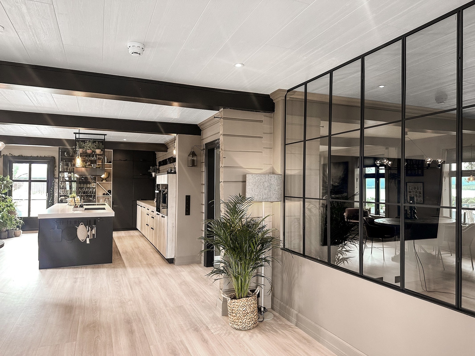 Svært store overfalter da stue og kjøkkendelen er ganske åpen. Adskilt tv-stuedel med en lekker glassvegg Galleribilde