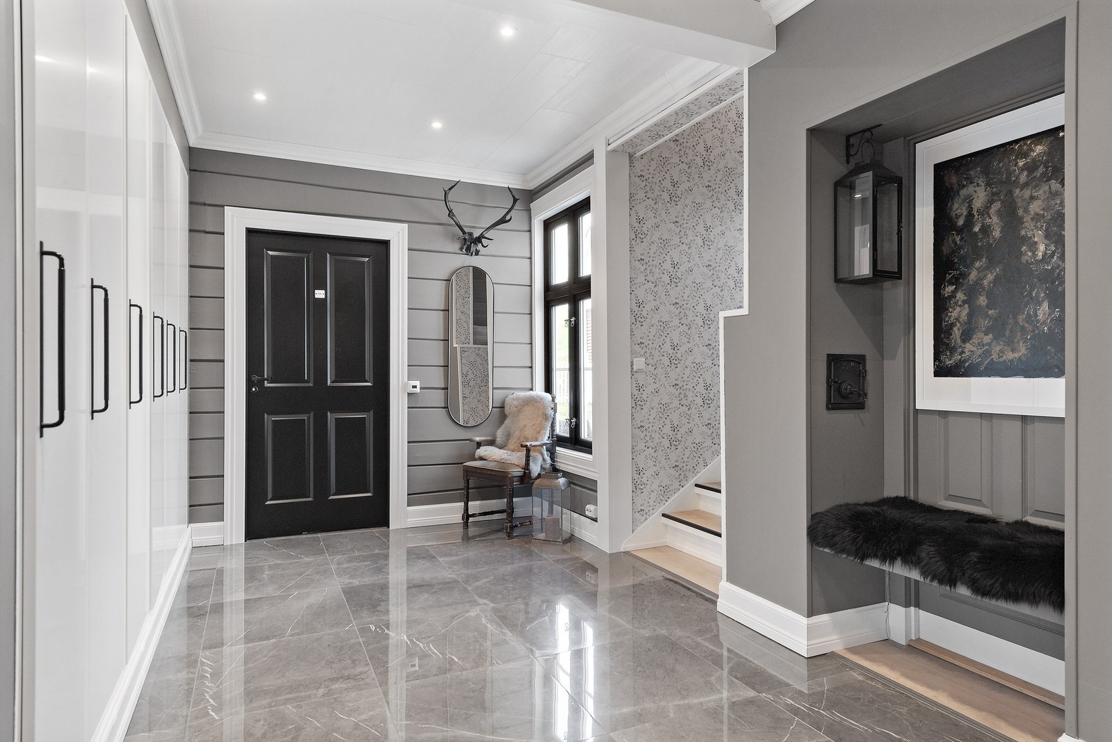 Flislagt hall med særdeles mye garderobe og varme i gulv med bod bak sittebenken. Galleribilde