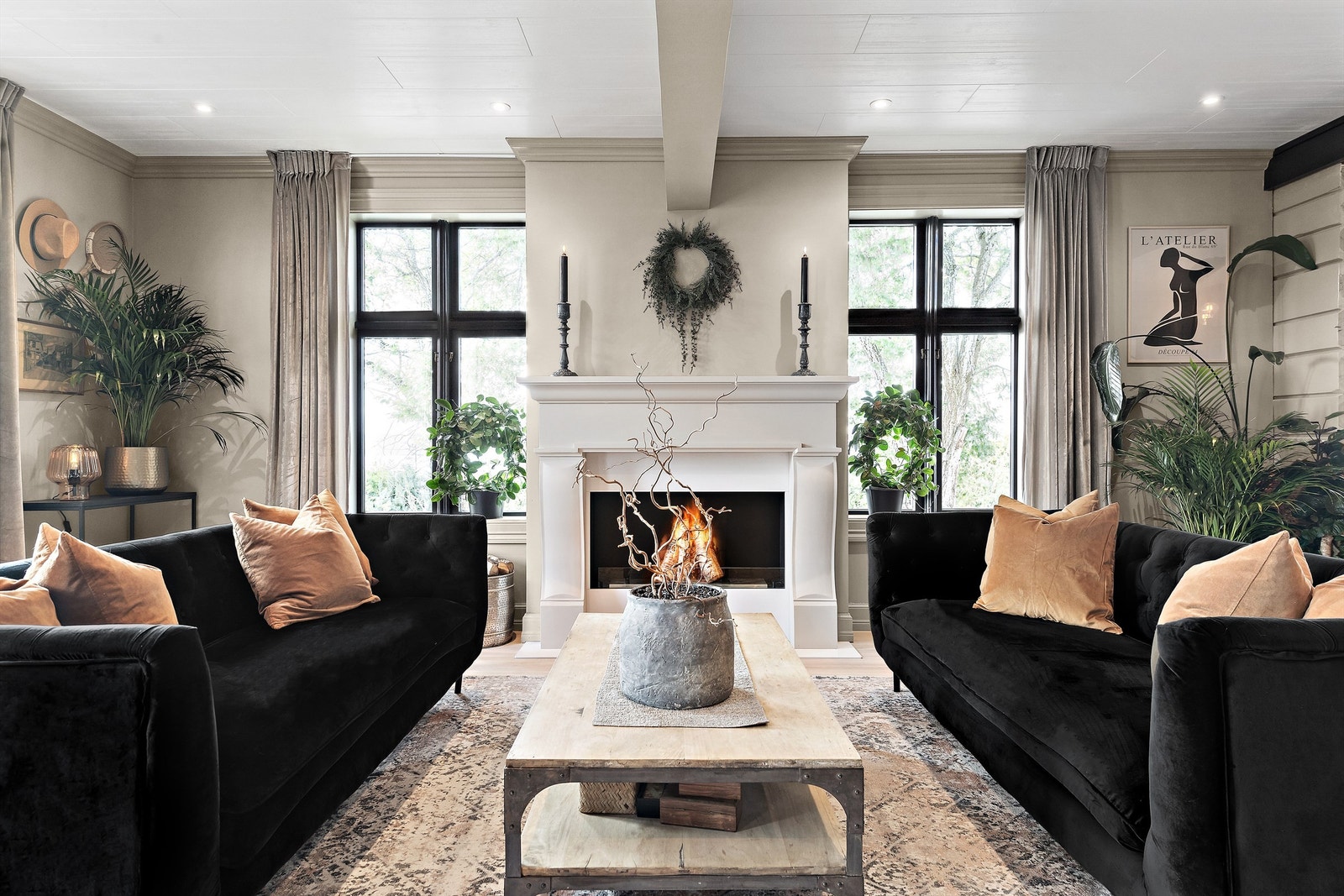 Stuen er delt i flere sittegrupper og egen tv-stue del Galleribilde