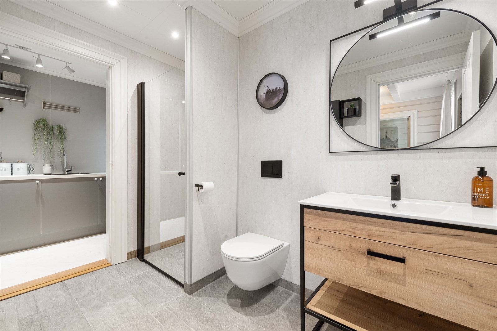 Bad nr. tre i huset ligger i 2. etg i tilknytning til de andre soverommene. Inngang til vaskerom Galleribilde