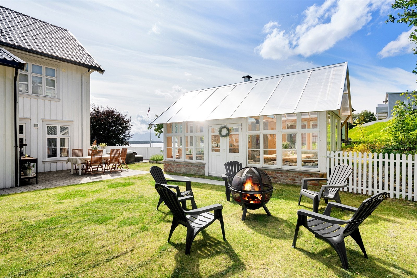 Eiendommen har en forholdsvis flat og pent opparbeidet tomt på ca 1,3 mål tomt med flere flotte uteplasser. Galleribilde