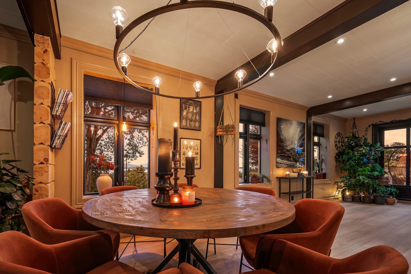 Spisestuedel mellom kjøkken og stue Galleribilde