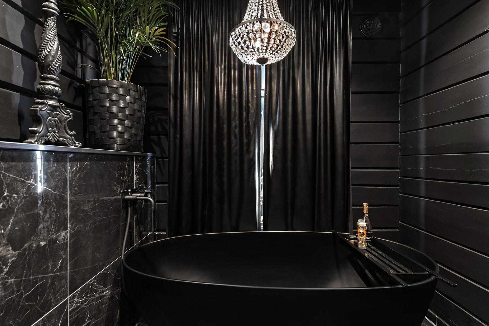 Badet er utstyr med badekar Galleribilde