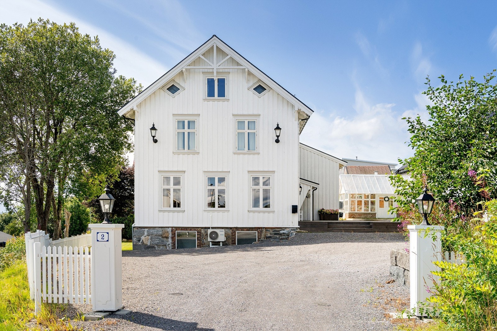 En totalrenovert stor enebolig i lekker og ærverdig stil med svært romslig gårdsplass med dobbelgarasje og innredet loft. Galleribilde