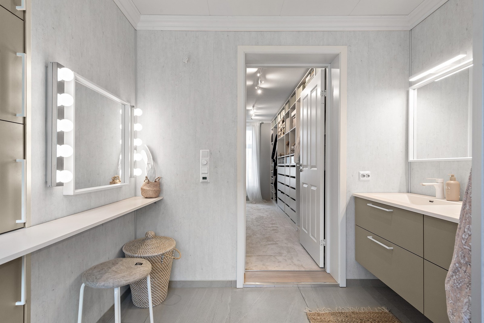 Bad i 2. etg i tilknytning til hovedsoverom og walk-in garderobe. Galleribilde