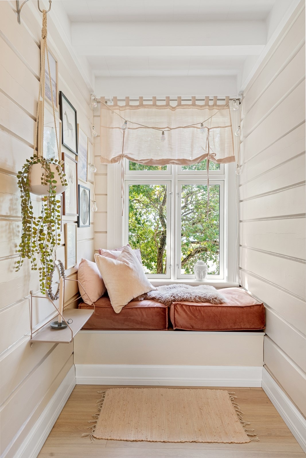 Gang i øvre etasje med plassbygd benk Galleribilde