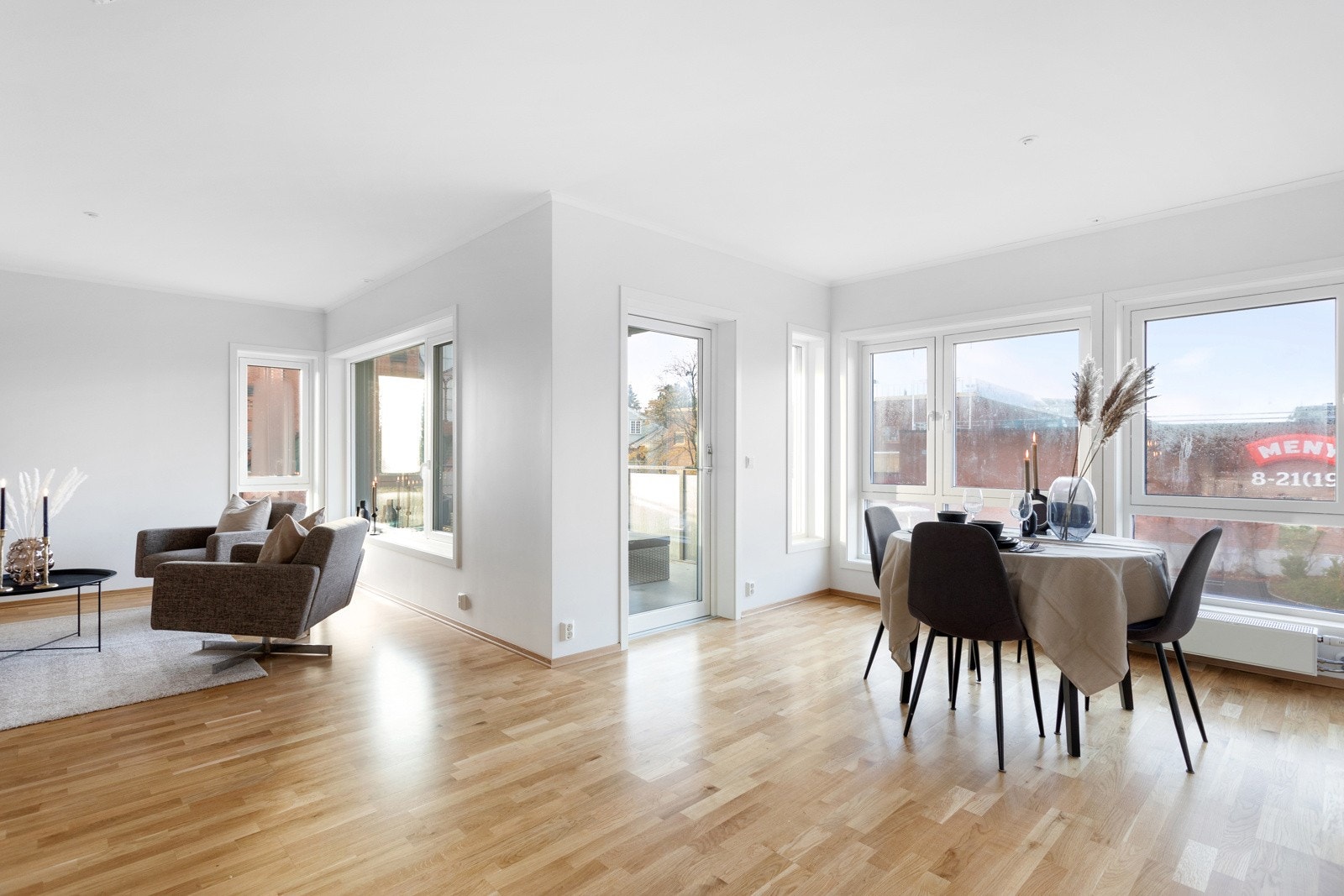 Rommet er vinkelformet, noe som gjør at man får litt rom mellom stue og spiseplass. Galleribilde