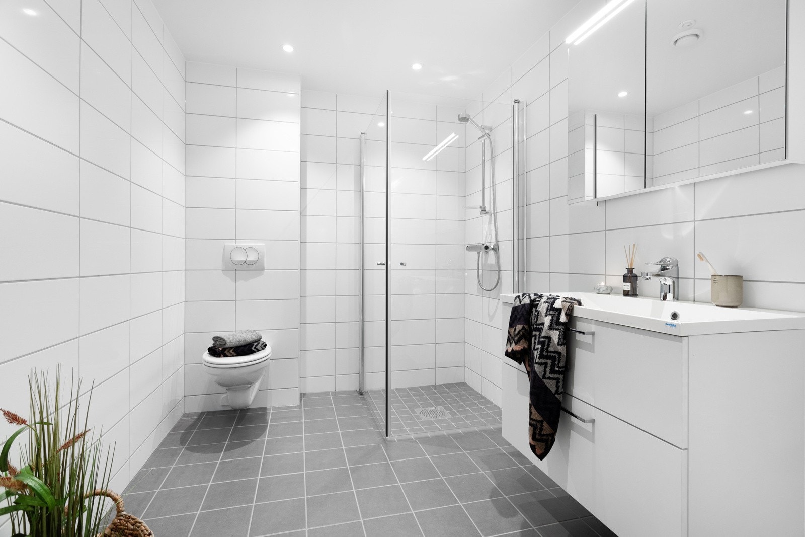 Leiligheten har to fullverdige bad, med dusj, wc og innredning med heldekkende servant. Galleribilde