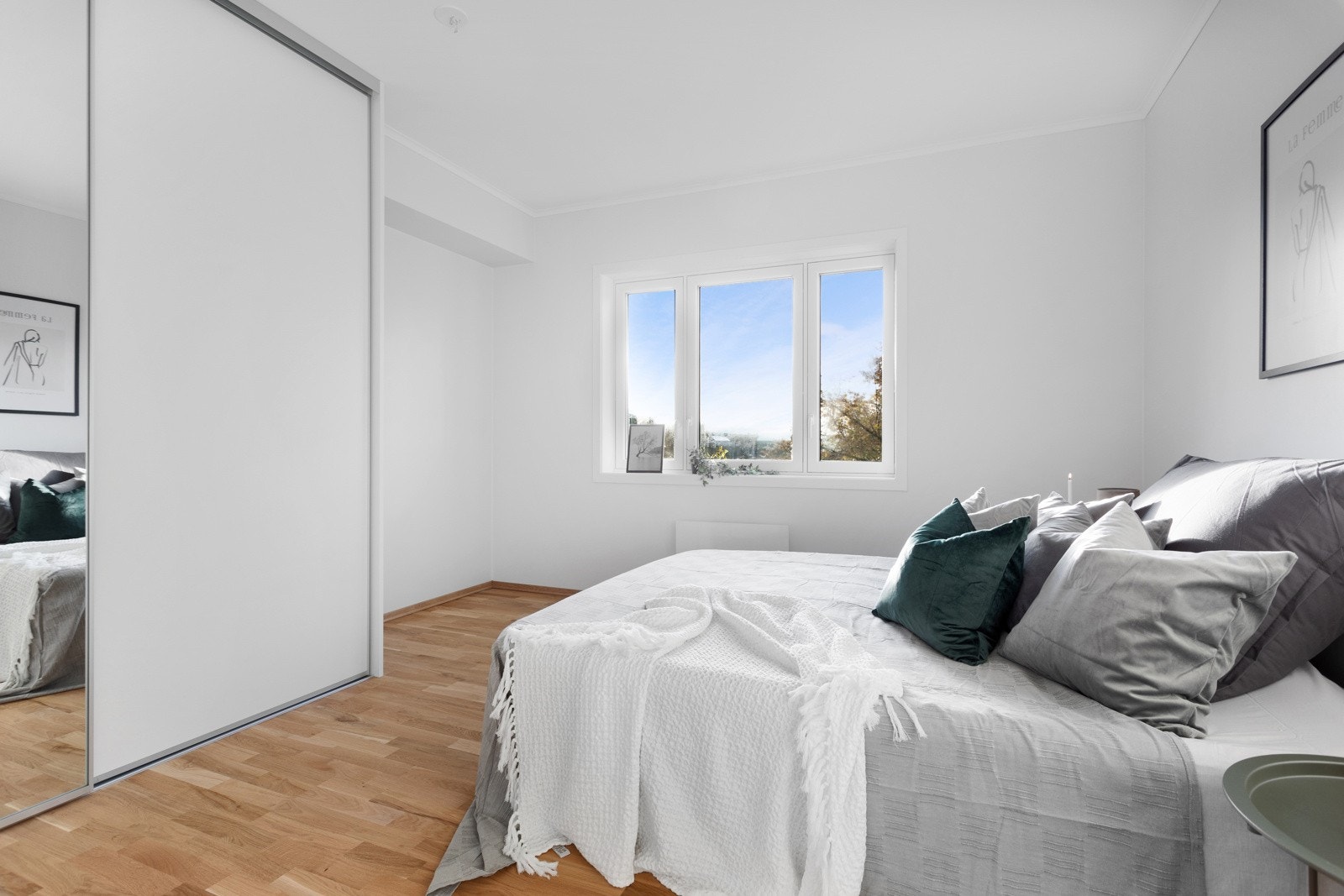 Leiligheten inneholder hele 3 soverom. Hovedsoverommet har god plass til dobbeltseng, og er i tillegg utstyrt med skyvedørsgarderobe. Galleribilde
