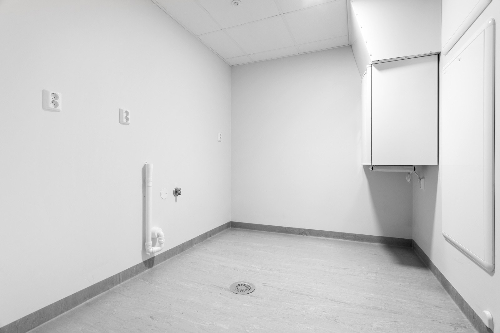 Praktisk teknisk rom med opplegg til vaskemaskin. Her er også alle tekniske installasjoner samlet. Galleribilde