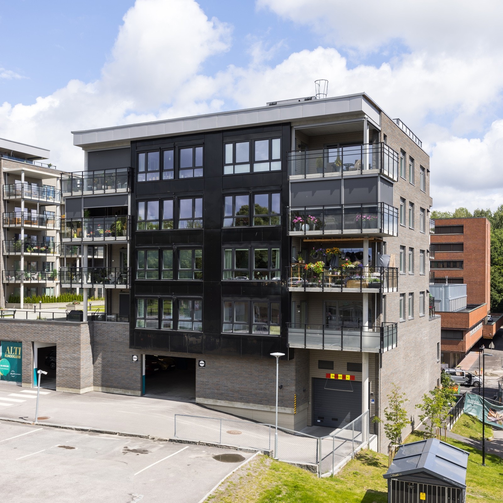 Flott, innbydende 4-roms leilighet for salg på Lietorvet! Frostet glass på terrassen. Galleribilde