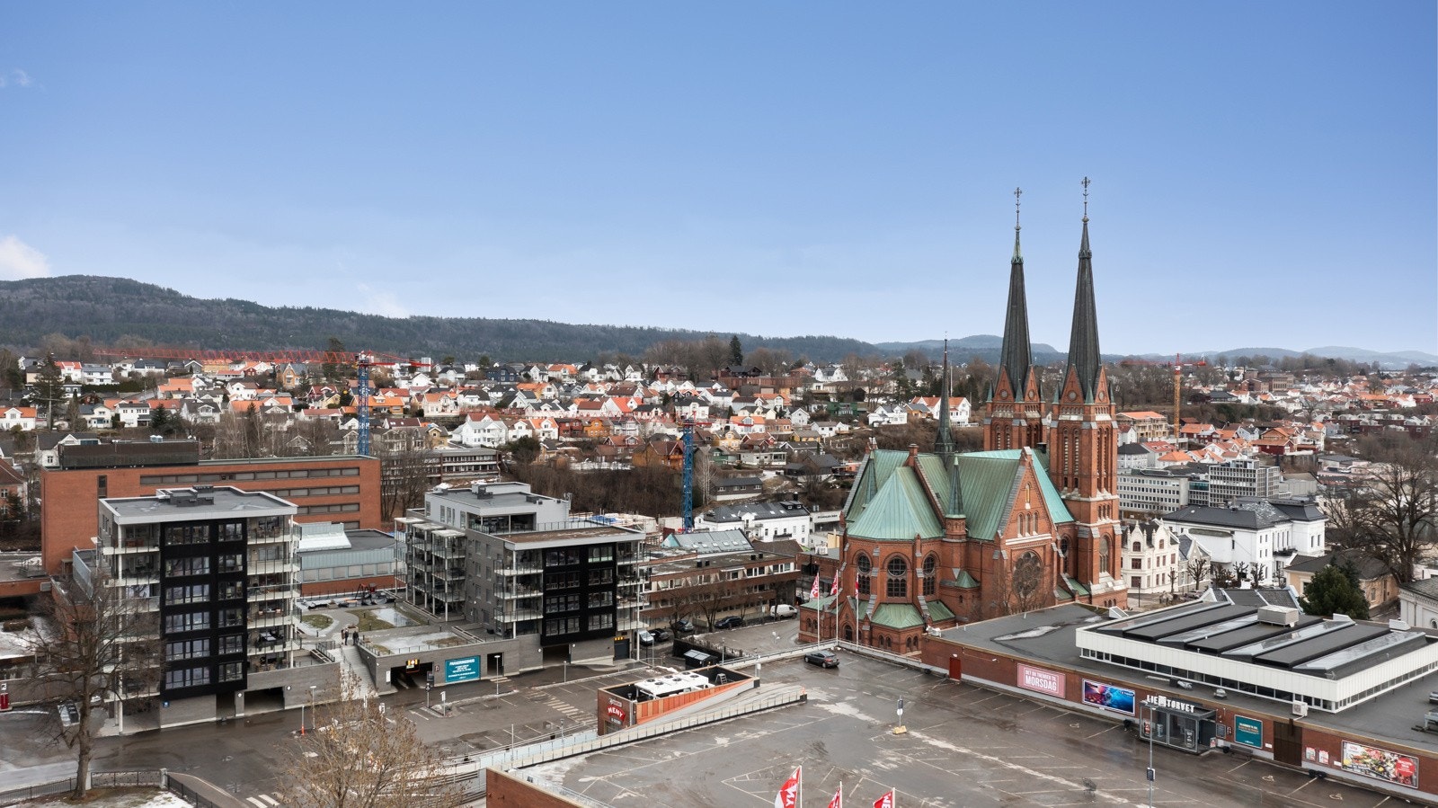 Boligen ligger i sørvestre hjørne, med optimale solforhold. Sentral beliggenhet med Lietorvet som nærmeste nabo. Galleribilde