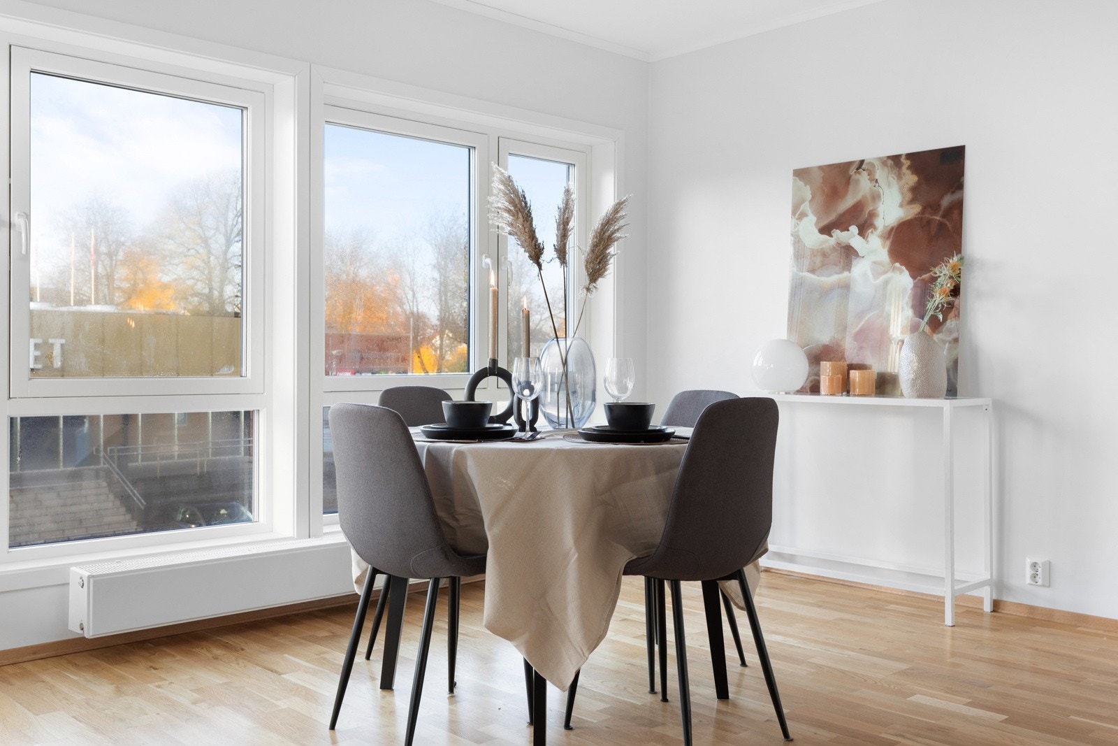 Spiseplassen har vinduer på 2 av sidene, og er derfor en fin plass å sitte å nyte god mat i naturlig dagslys. Galleribilde