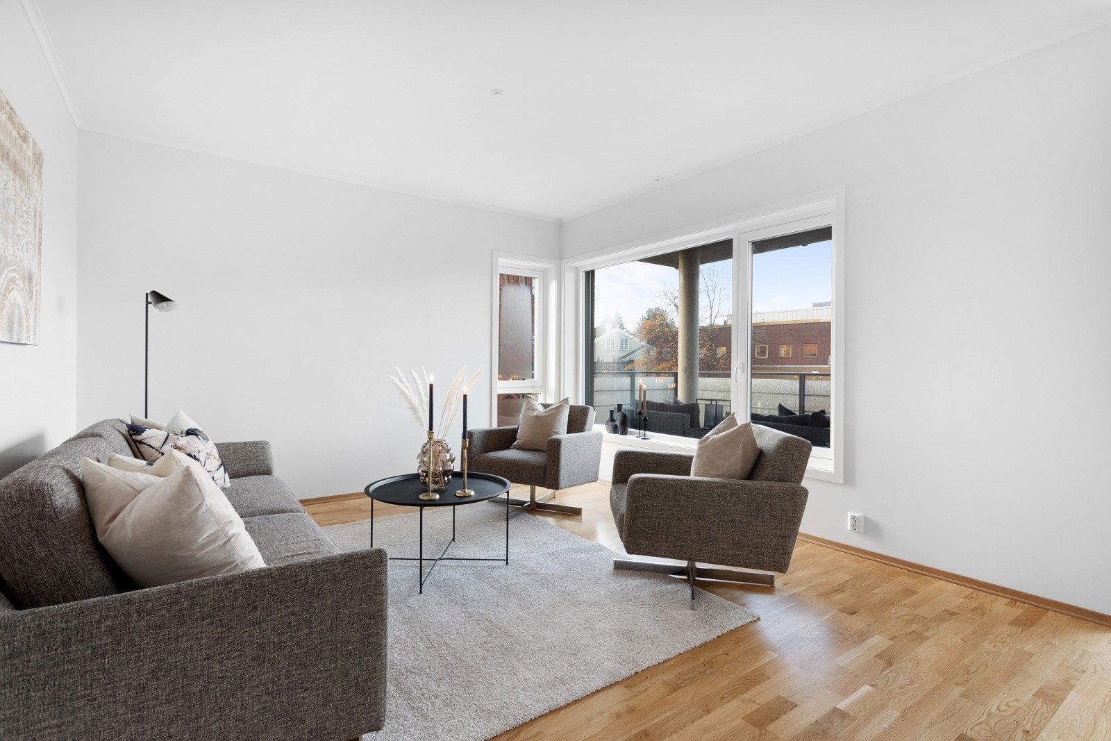 Romslig stuedel med god plass til sofagruppe. Galleribilde