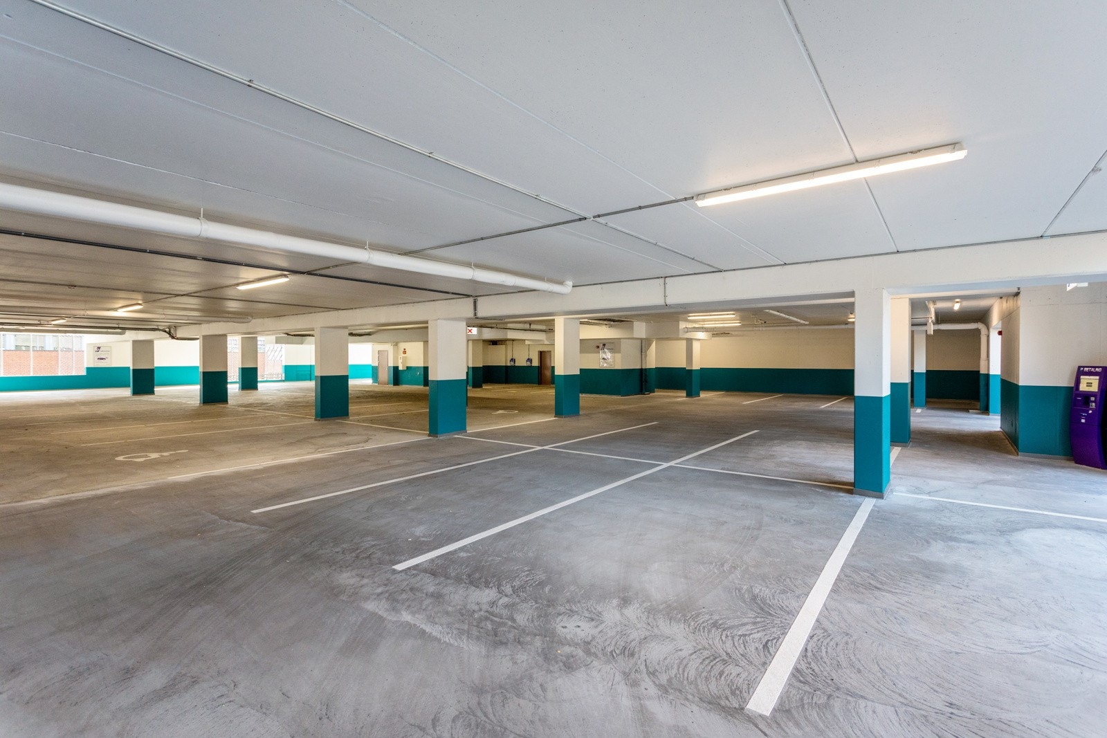 Parkeringsplass i lukket garasjeanlegg. Her er det direkte heisadkomst, og tilgang til egen bod. Galleribilde
