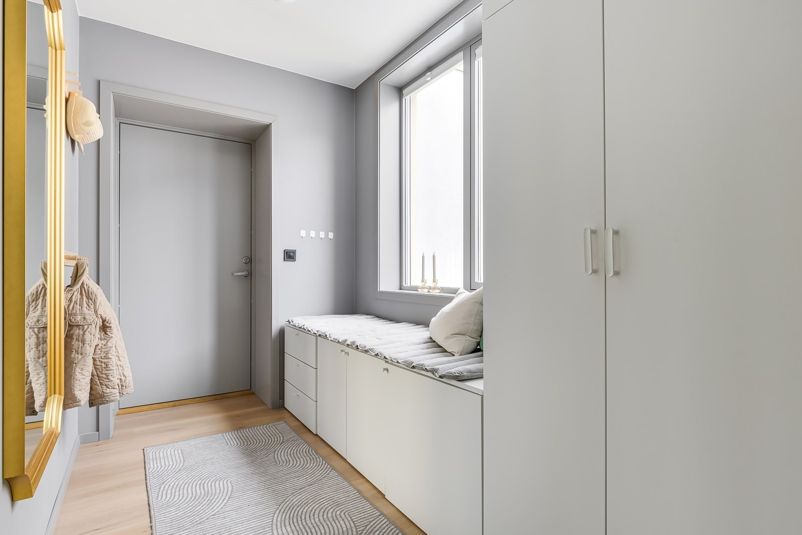 Integrert skuffe- og skapplass i entréen Galleribilde