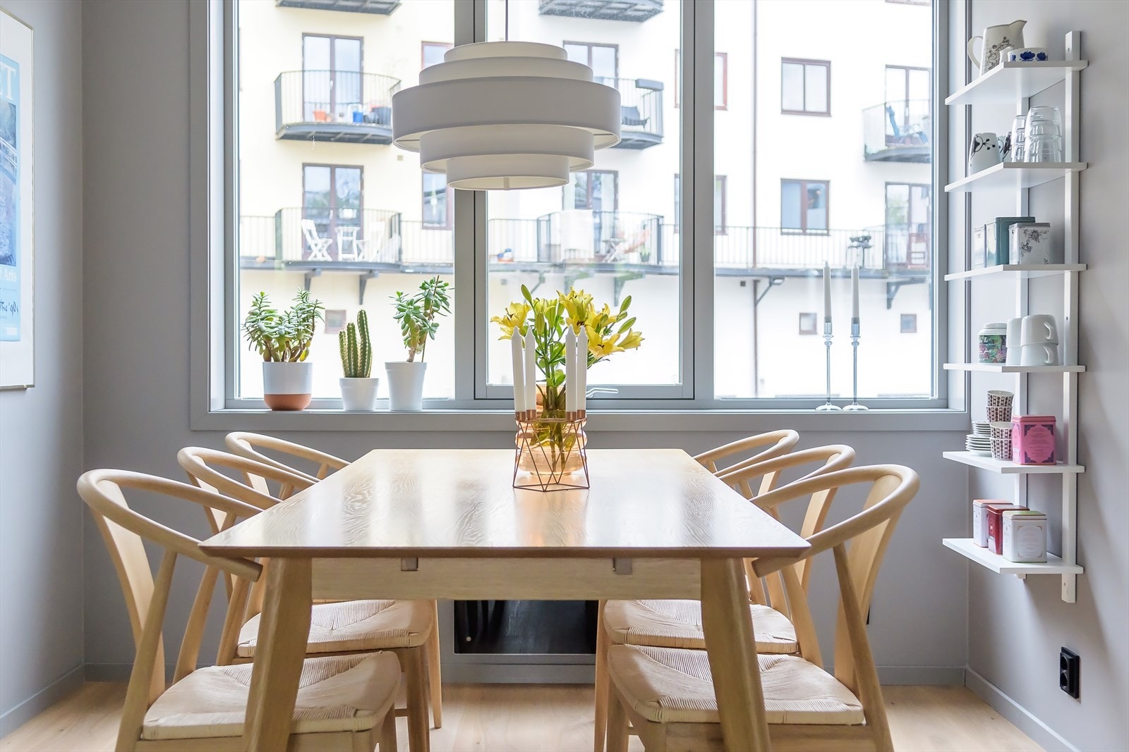 Også her sikrer de store vinduene et supert lysinnfall Galleribilde