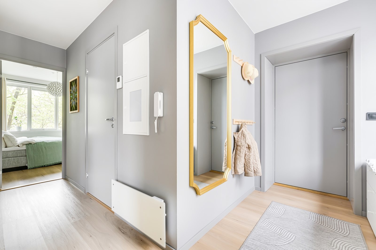 Lyst og pent inngangsparti Galleribilde