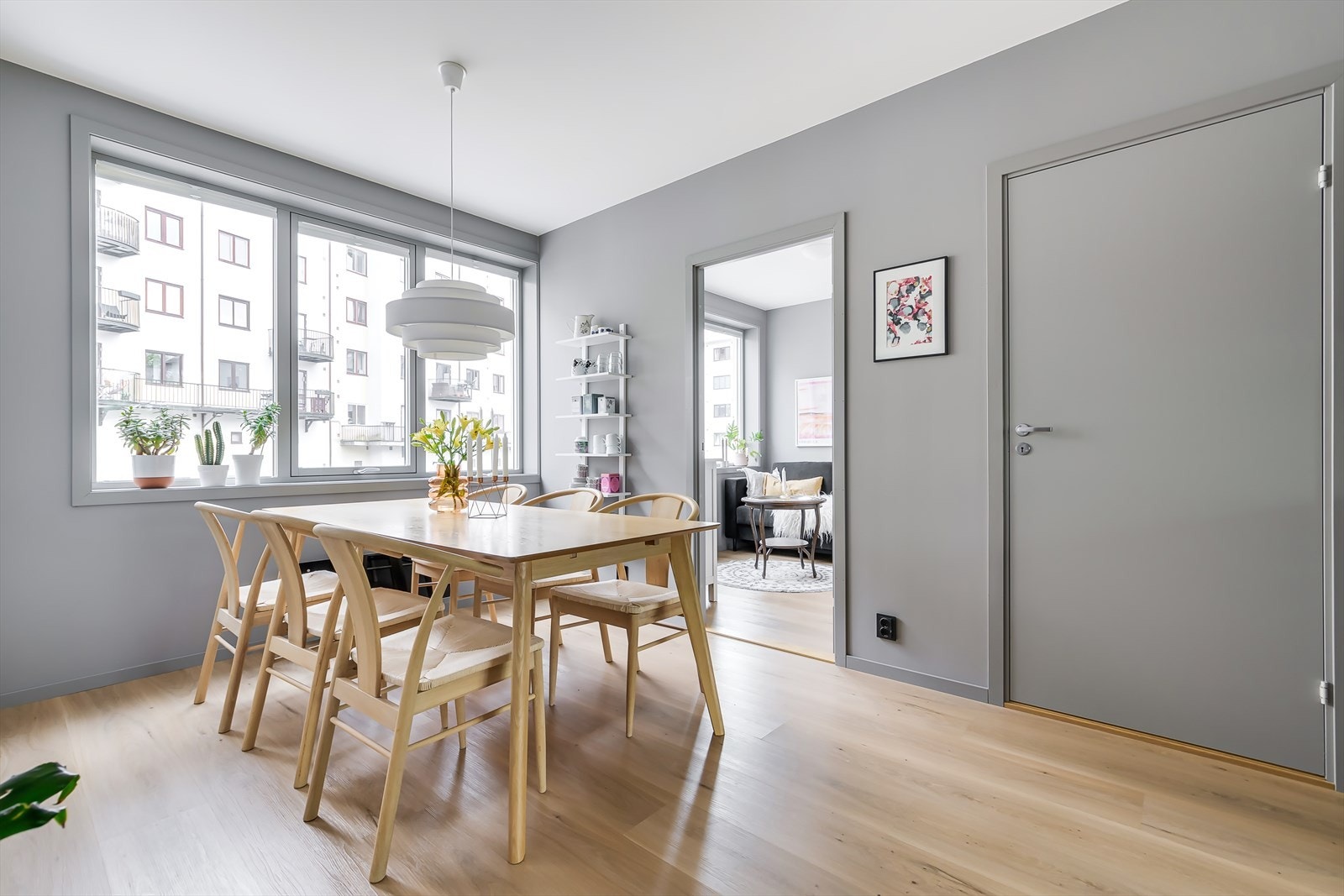 Herlig spisestue med plass til stort langbord Galleribilde