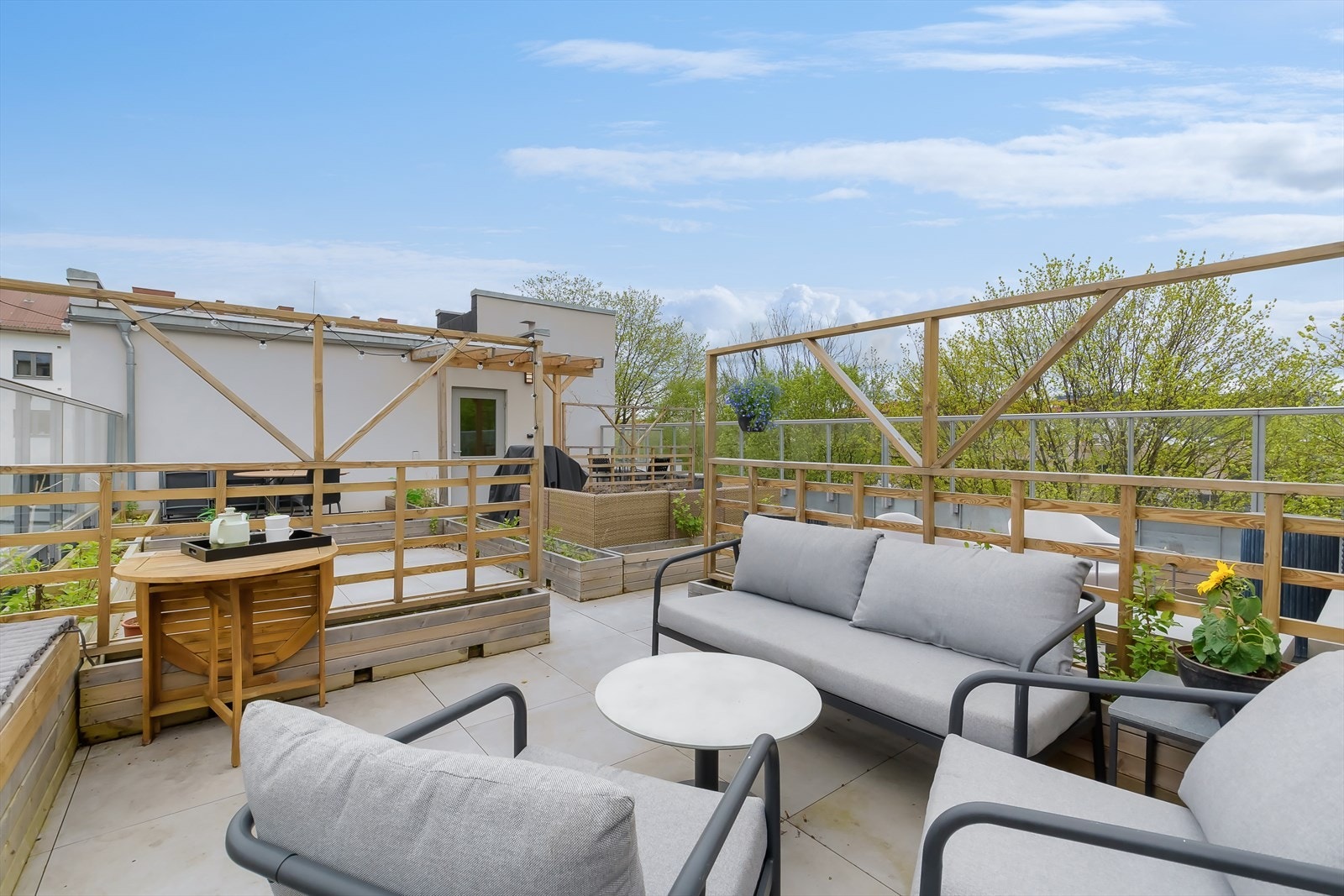 Flott takparsell med god plass til flere sofa grupper Galleribilde