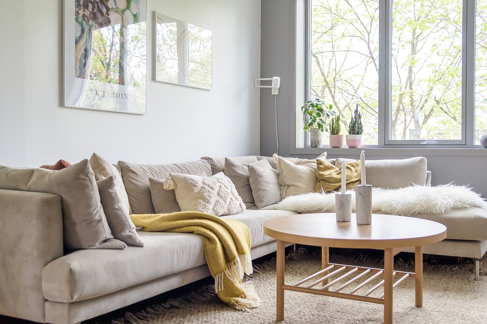 Store vinduer mot grønne Akerselva Galleribilde