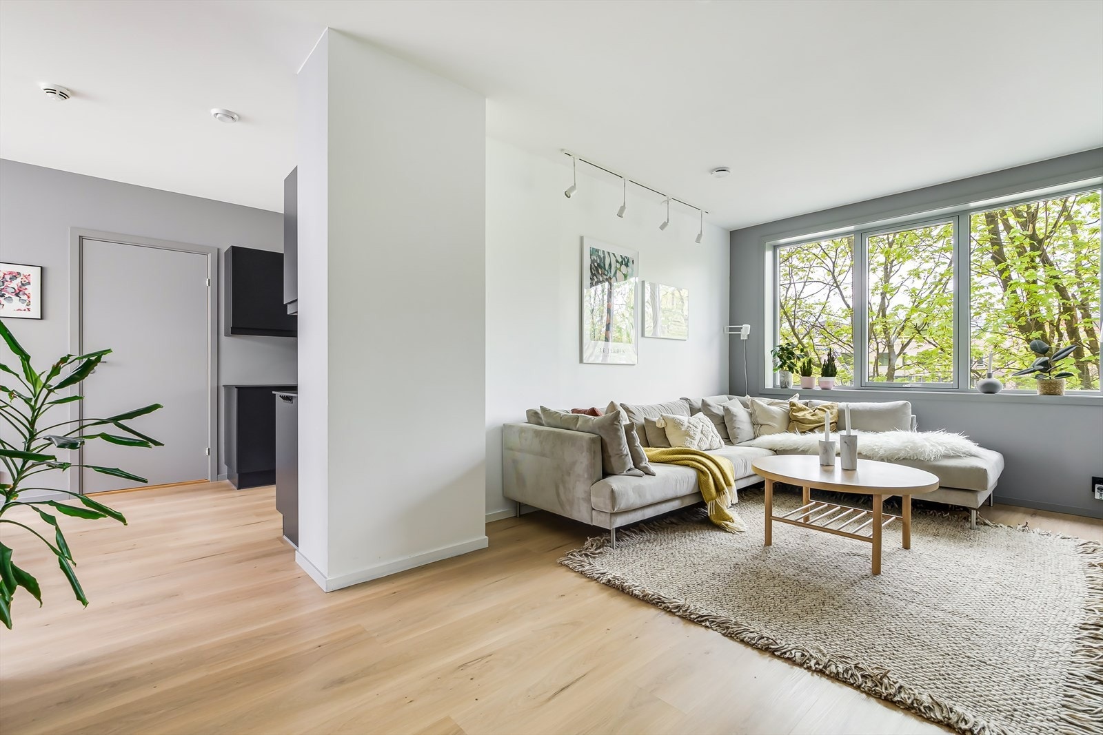 Nydelig stue med natur som næreste nabo Galleribilde