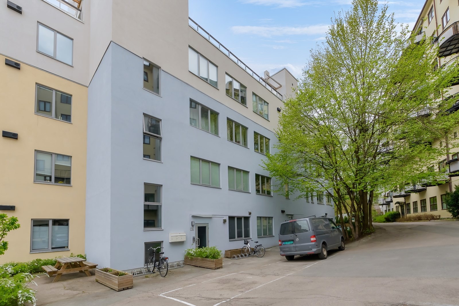 Fasaden fra gårdsrommet. P-plass som kan leies i bilde her Galleribilde