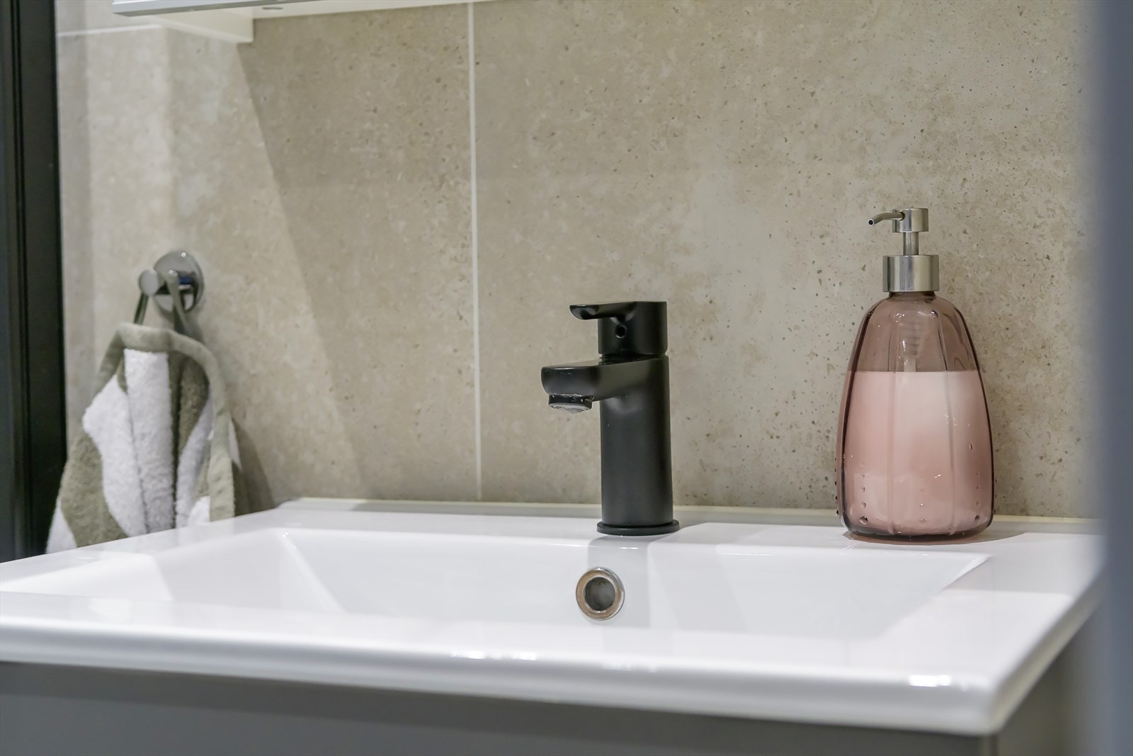 Helstøpt servant med ettgreps blandebatteri Galleribilde