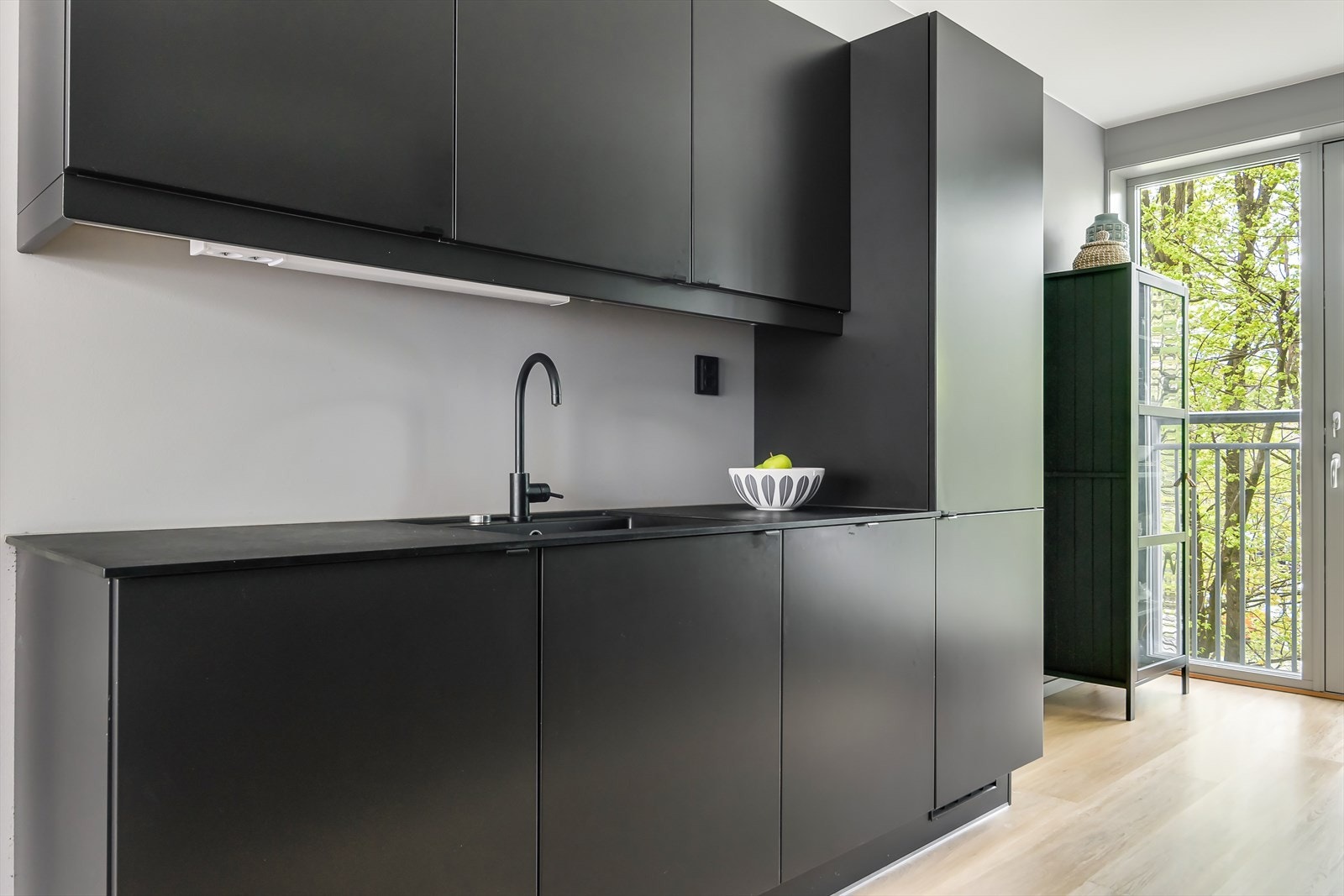 Kjøkkenet har god skapplass Galleribilde