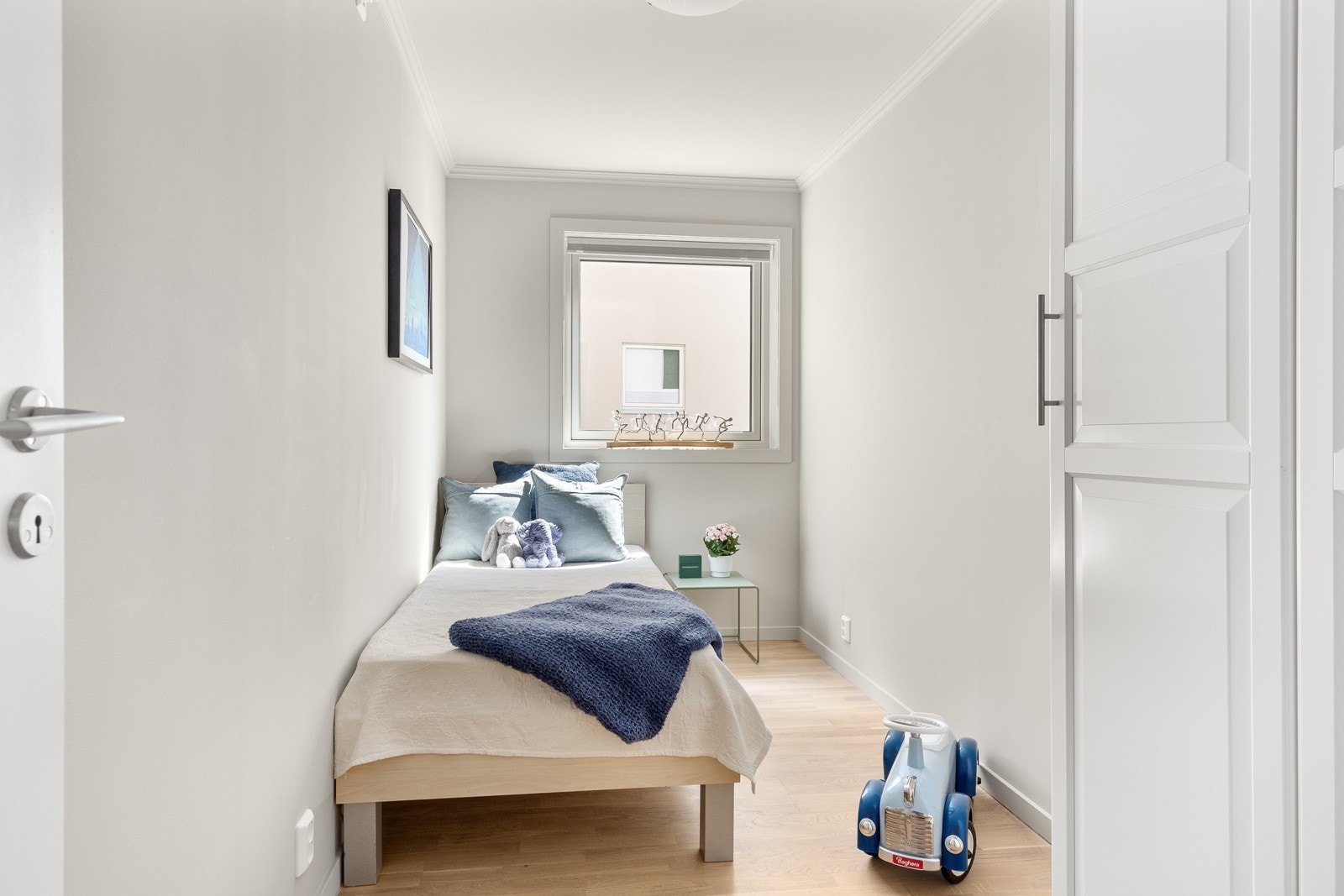 God plass til seng og garderobe Galleribilde