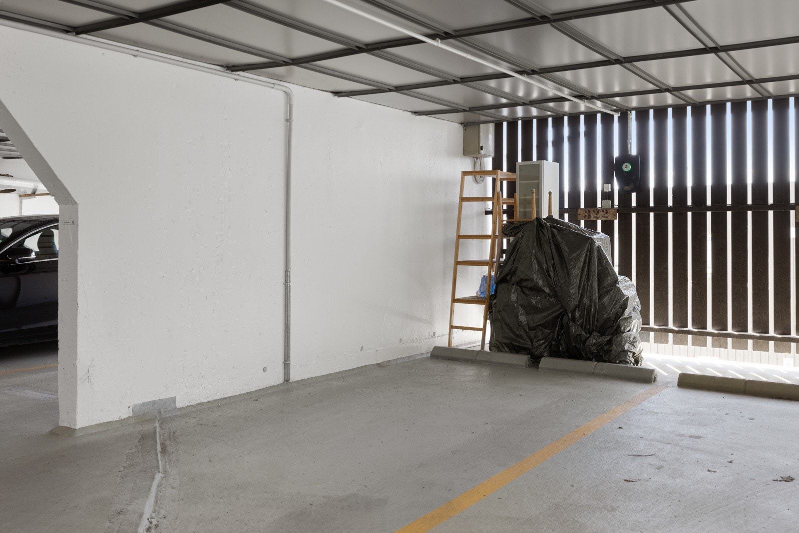 I felles garasjeanlegg disponeres det en p-plass med elbillader fra Zaptec montert 2023. Galleribilde