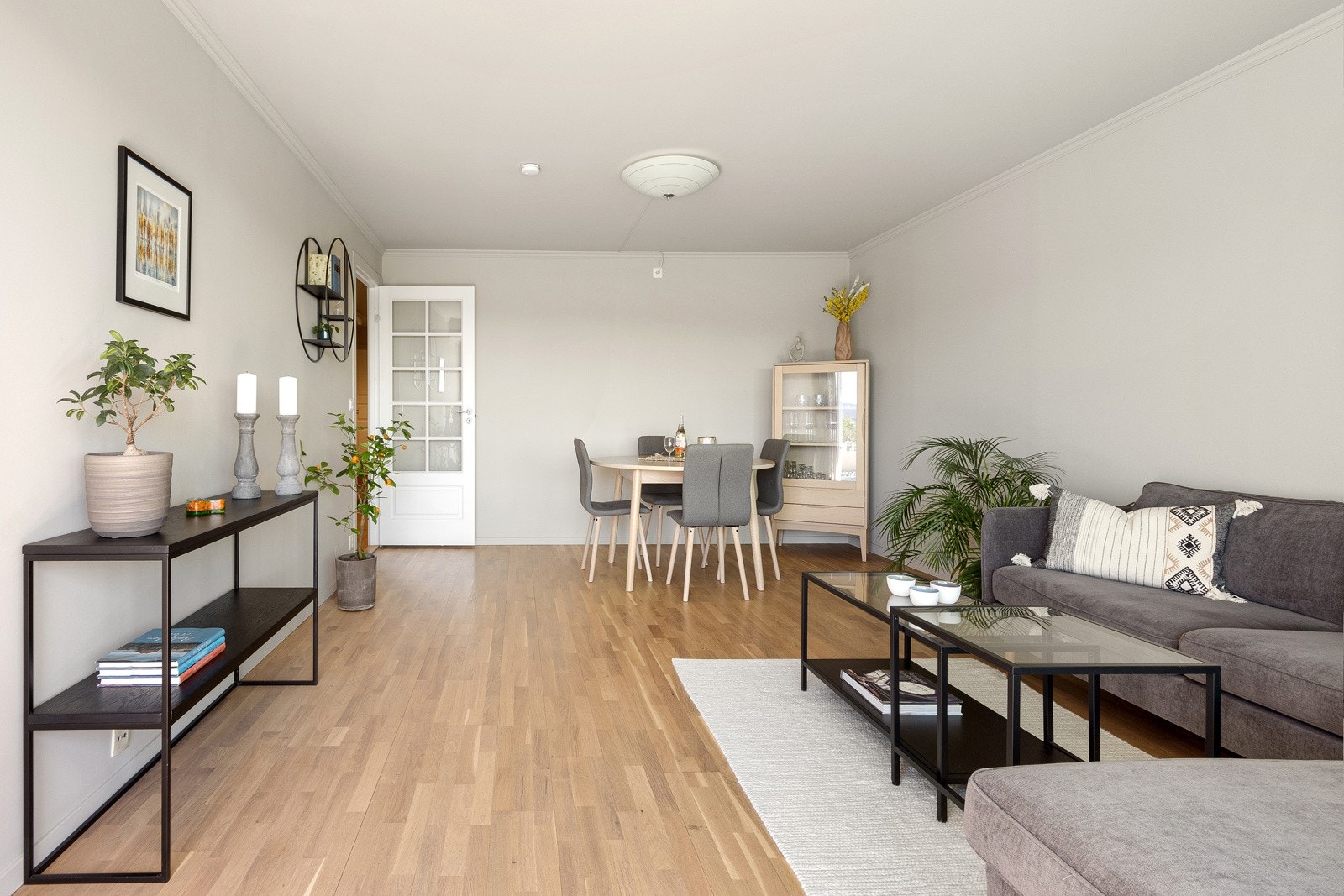 Stuen lar seg lett innrede med sofa, tv-løsning og spisebord. Galleribilde