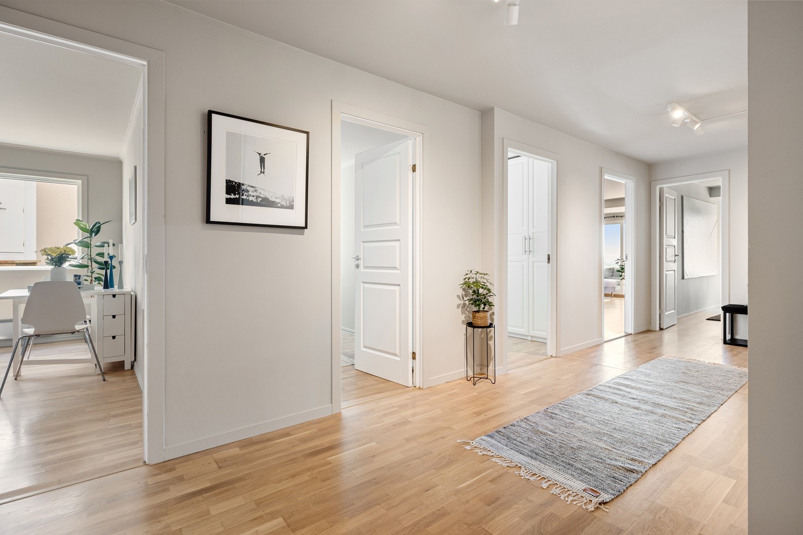 Fra entreen er det dører inn til kjøkken, stue og tre soverom. Galleribilde