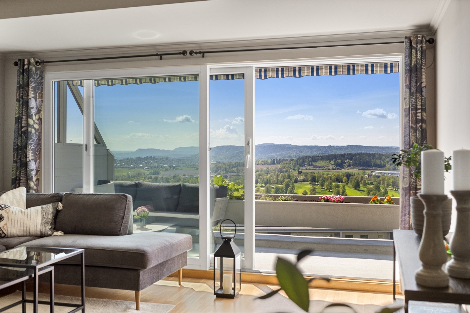 Stor terrasse på 12 kvm med utsikt over fjorden og Bogstadvannet. Galleribilde