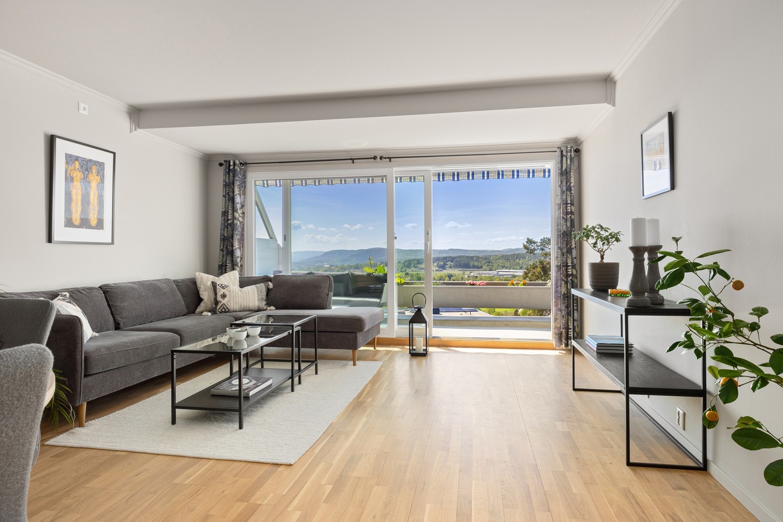 På gulvet er det parkett, mens tak- og veggflater er malt i en moderne farge. Galleribilde